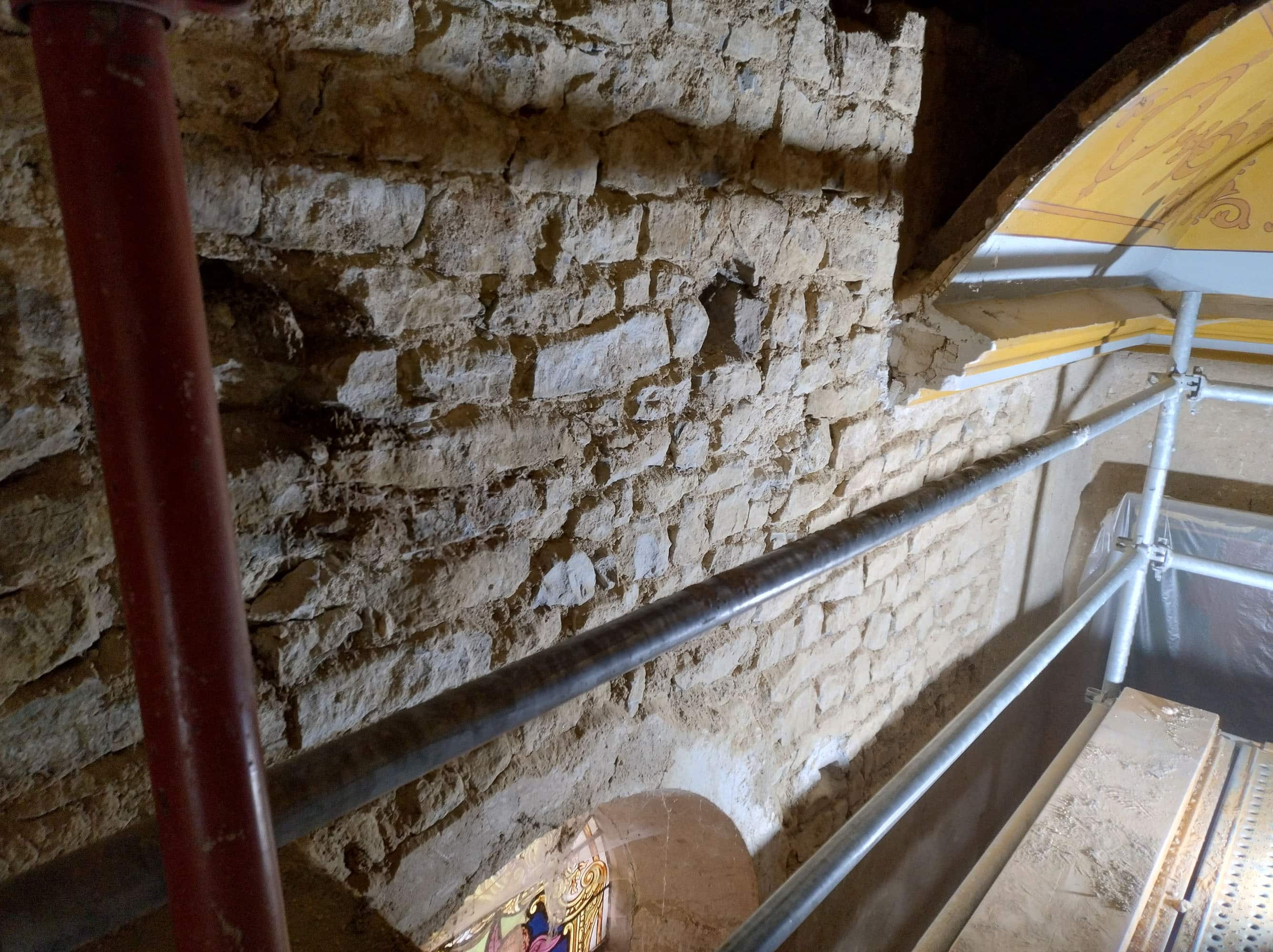 La mérule envahit les maçonneries de l'église de Sailly-Achâtel