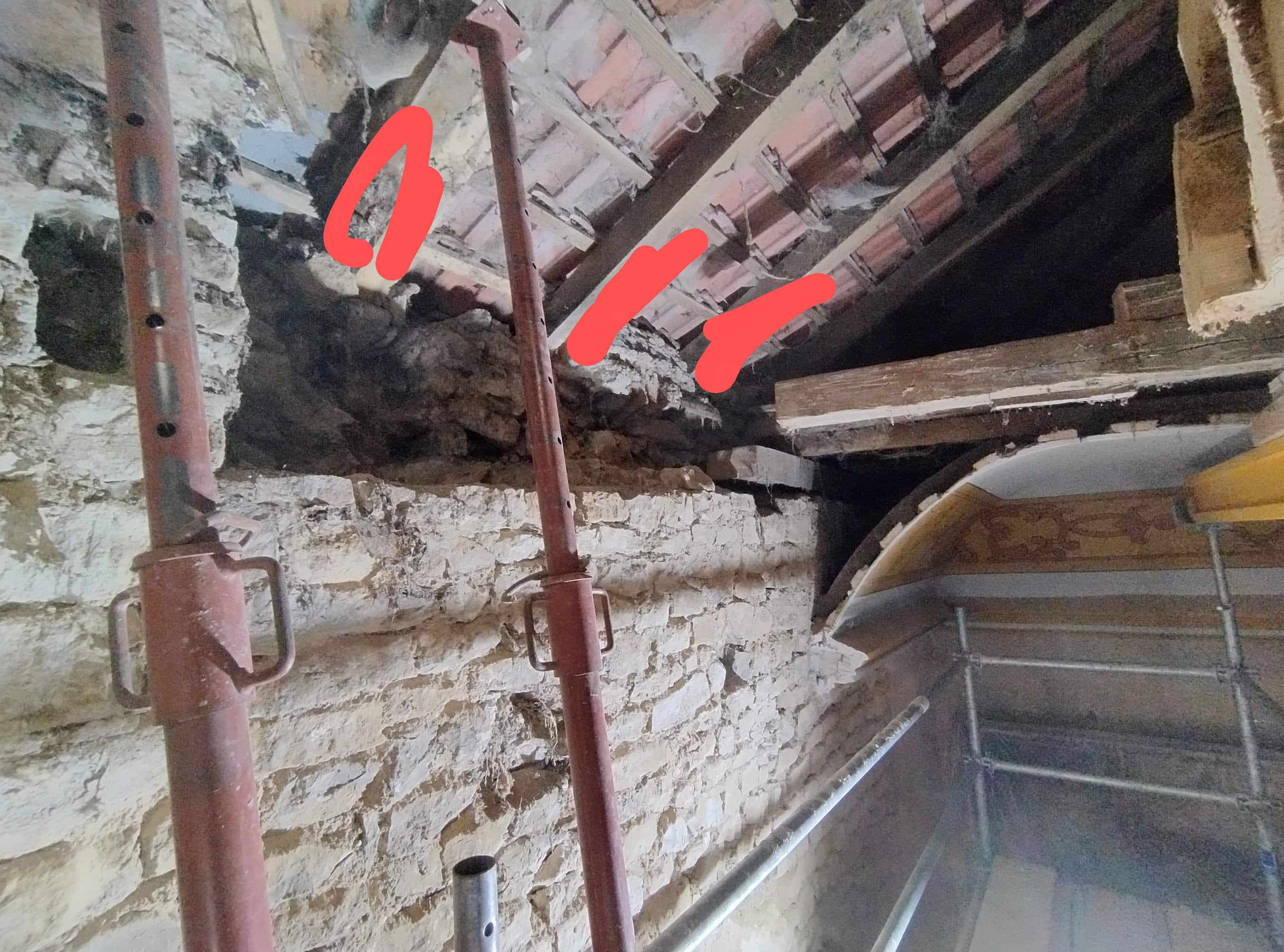 zones touchées par la mérule sur les poutres du XVIIe siècle de l'église