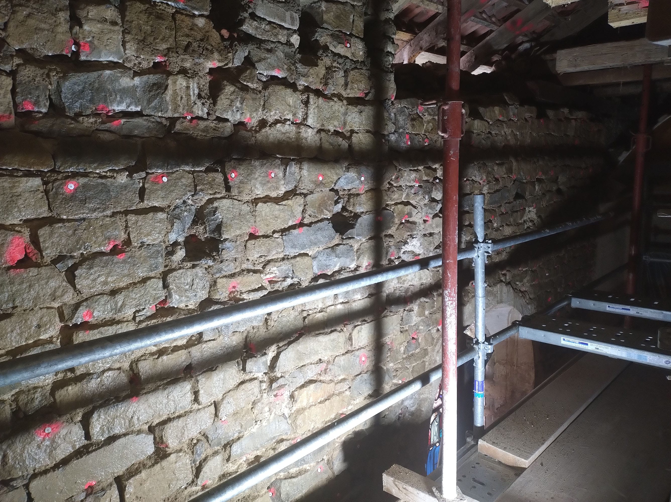 Murs de l'église de Sailly-Achâtel marqués pour l'injection de fongicide