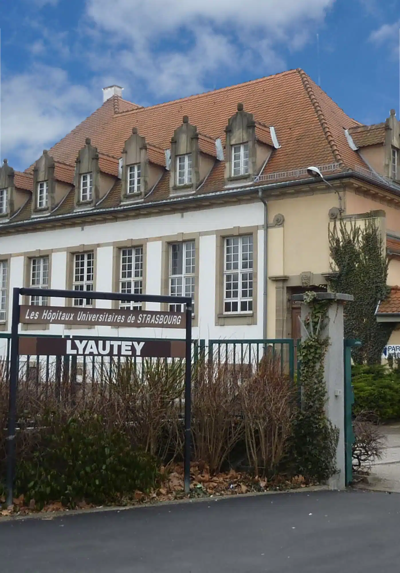 Rue des Cannoniers, entrée de l'ancien hôpital militaire.